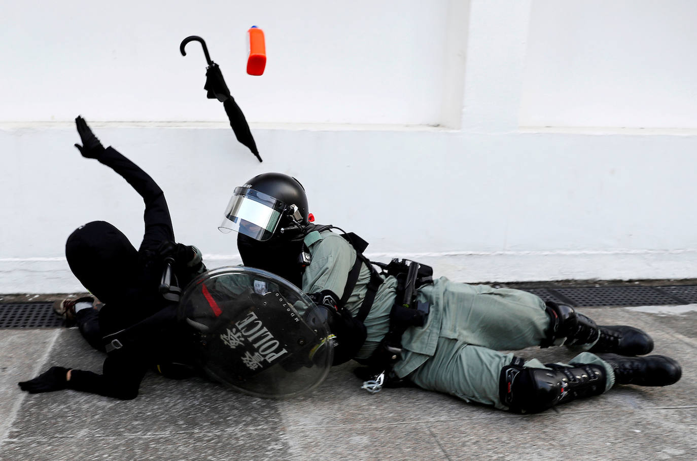 Hong Kong | Un policía antidisturbios intenta someter a un manifestante durante una protesta contra el gobierno en Hong Kong, el 10 de noviembre de 2019. 