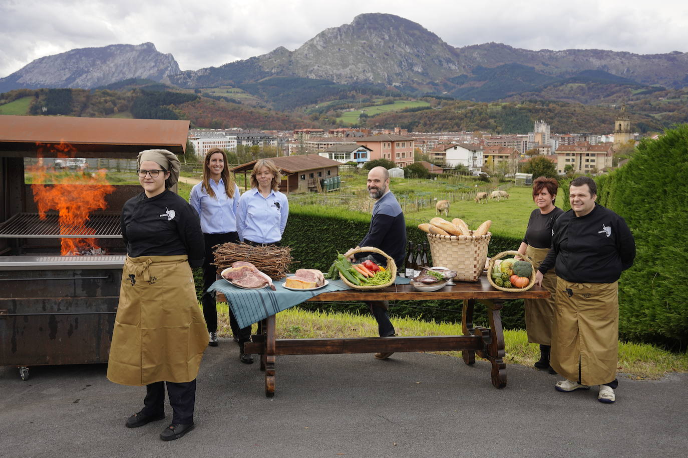 Betixu (Iurreta) . Restaurante de Iurreta casi pegado a la autopista que, en su terraza de invierno, regala unas vistas de impresión sobre los prados y los hayedos que asoman entre el cresterío de Anboto y Urkiola. En carta hay un plato que, en su aparente sencillez, desvela el afán por seguir la recta senda: tacos de bacalao en salsa vizcaína.