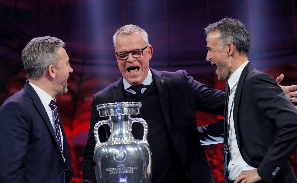 Luis Enrique, a la derecha, junto al seleccionador de Polonia, Jerzy Brzeczek, a la izquierda, y el de Suecia, Jan Andersson.