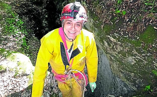 Roberto Nini. El espeleólogo posa frente a la cueva a la que llegó de forma casual con sus amigos. Corría el año 1979, y ahora tiene 61. 
