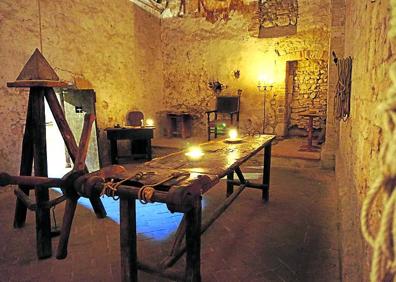 Imagen secundaria 1 - Los descubridores. La cuadrilla que lideraba Roberto Nini, el único que por aquel entonces tenía mayoría de edad. | Arsenal de castigo. Celda en la que el Santo Oficio juzgaba y torturaba a los acusados de apartarse de la doctrina católica. | El arcángel San Miguel. Uno de los frescos que adornan la iglesia subterránea de Narni. 