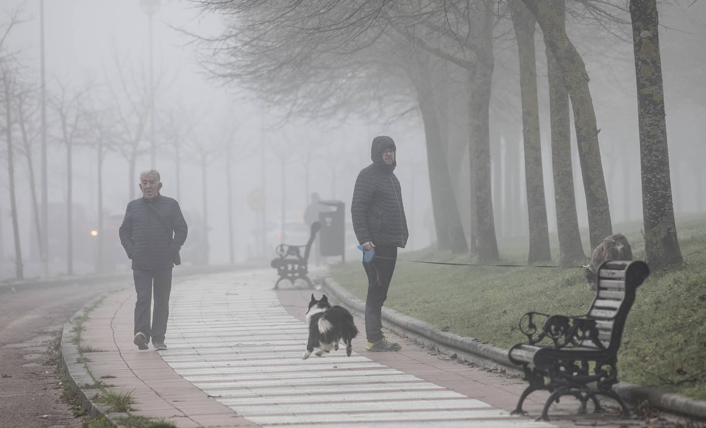 Fotos: Vitoria bajo la niebla