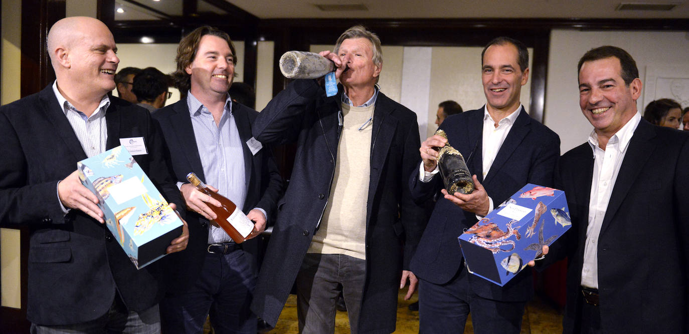 Los ponentes del congreso presentan sus botellas. 