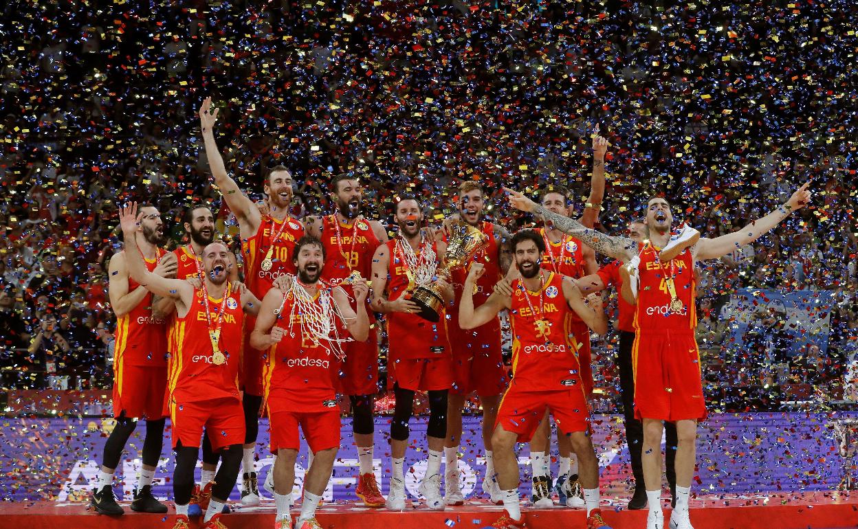 Los jugadores de la selección española de baloncesto celebran el título mundial.