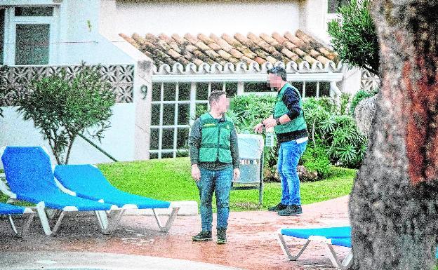 Agentes de la Guardia Civil inspeccionan la piscina. 