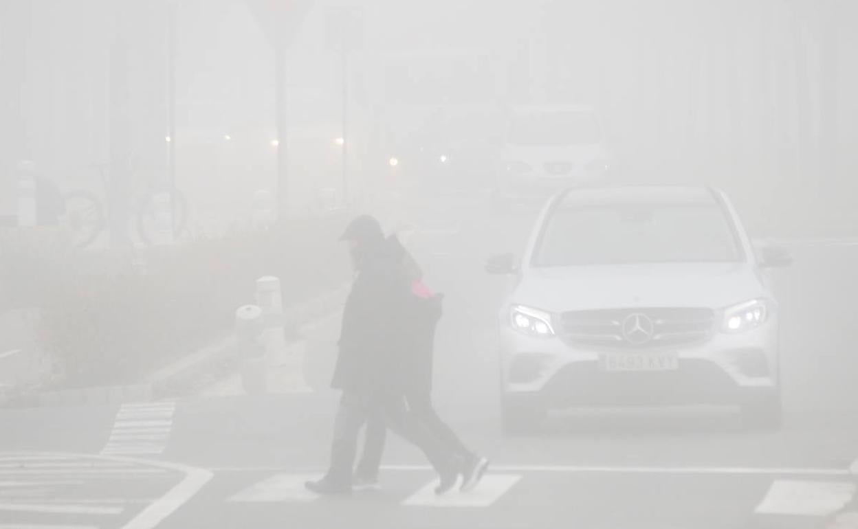 Una densa niebla ha cubierto Vitoria durante la mañana de este viernes. 