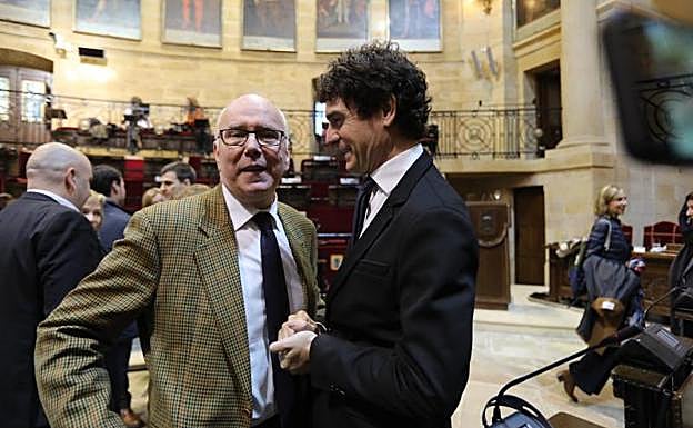 El diputado general, Unai Rementeria, conversa con el titular de Hacienda, José María Iruarrizaga.