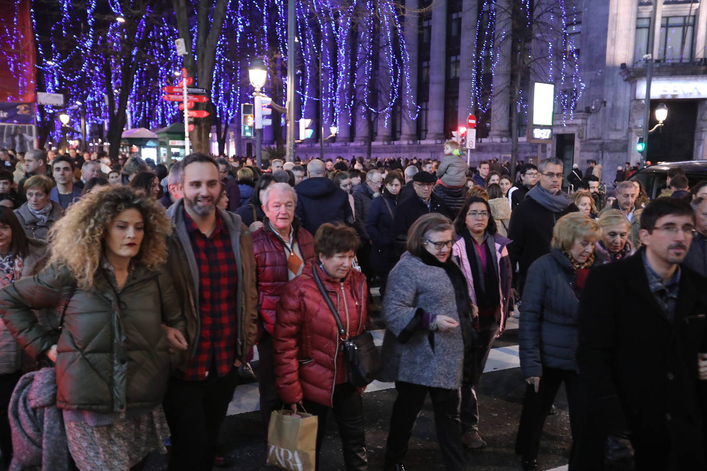 Intensa actividad en la Gran Vía, con el alumbrado navideño de fondo.