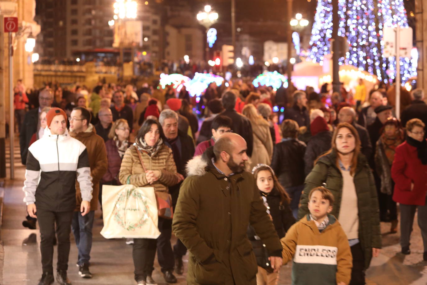 Cientos de personas, de paseo nocturno por los alrededores de la Ría.