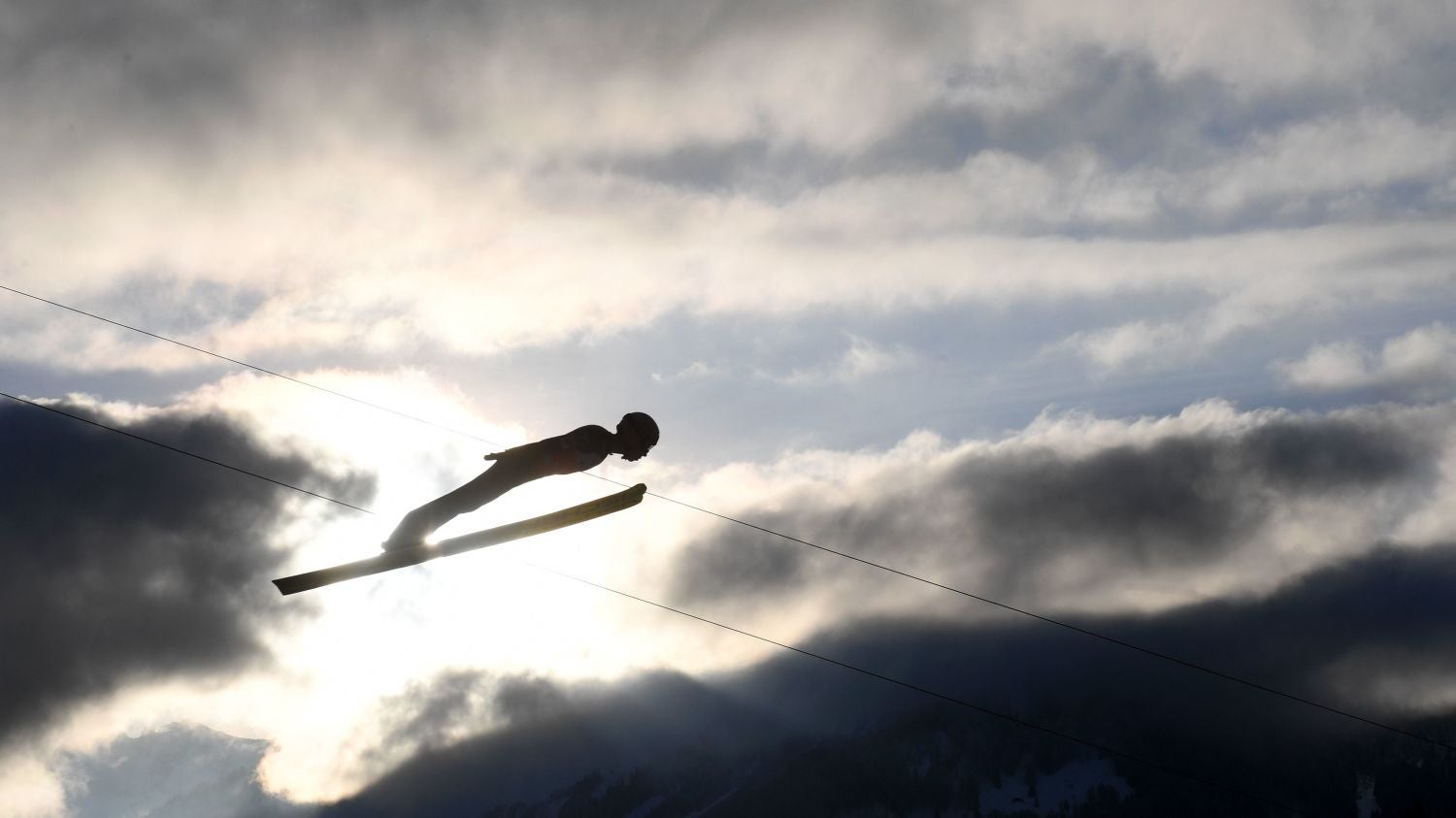 Un saltador vuela durante un entrenamiento para el Torneo de las Cuatro Colinas ("Vierschanzentournee") en Oberstdorf, Sur de Alemania