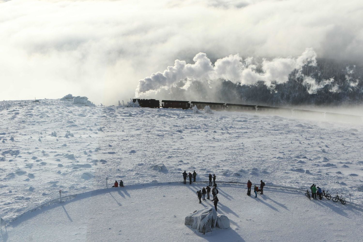 Un tren de vía estrecha de la compañía alemana Harzer Schmalspurbahn atraviesa el paisaje nevado del monte Brocken, cerca de Schierke (Alemania central)