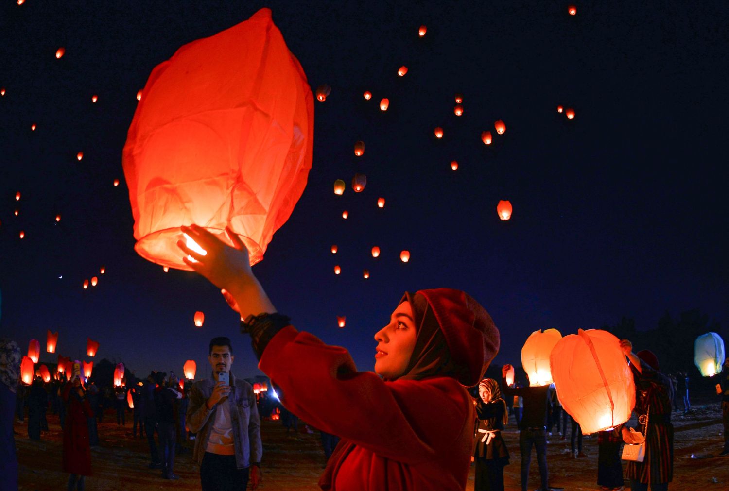 Iraquíes lanzan globos de papel al cielo de Najaf en solidaridad con las protestas antigubernamentales que recorren el país