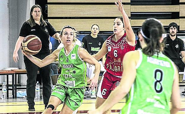 Izaskun García entra a canasta ante la oposición de la jugadora del Bembibre Cáceres.