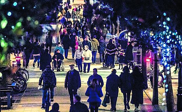 La creación de los nuevos barrios ha quitado a la calle Dato la condición de 'salón de estar' de la ciudad. 