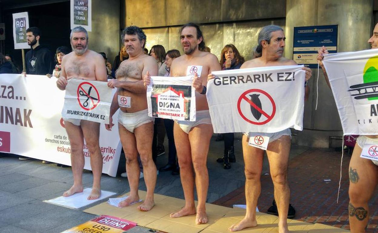 Elkarretaratzea Eusko Jaurlaritzaren Bilboko egoitzaren aurrean. 