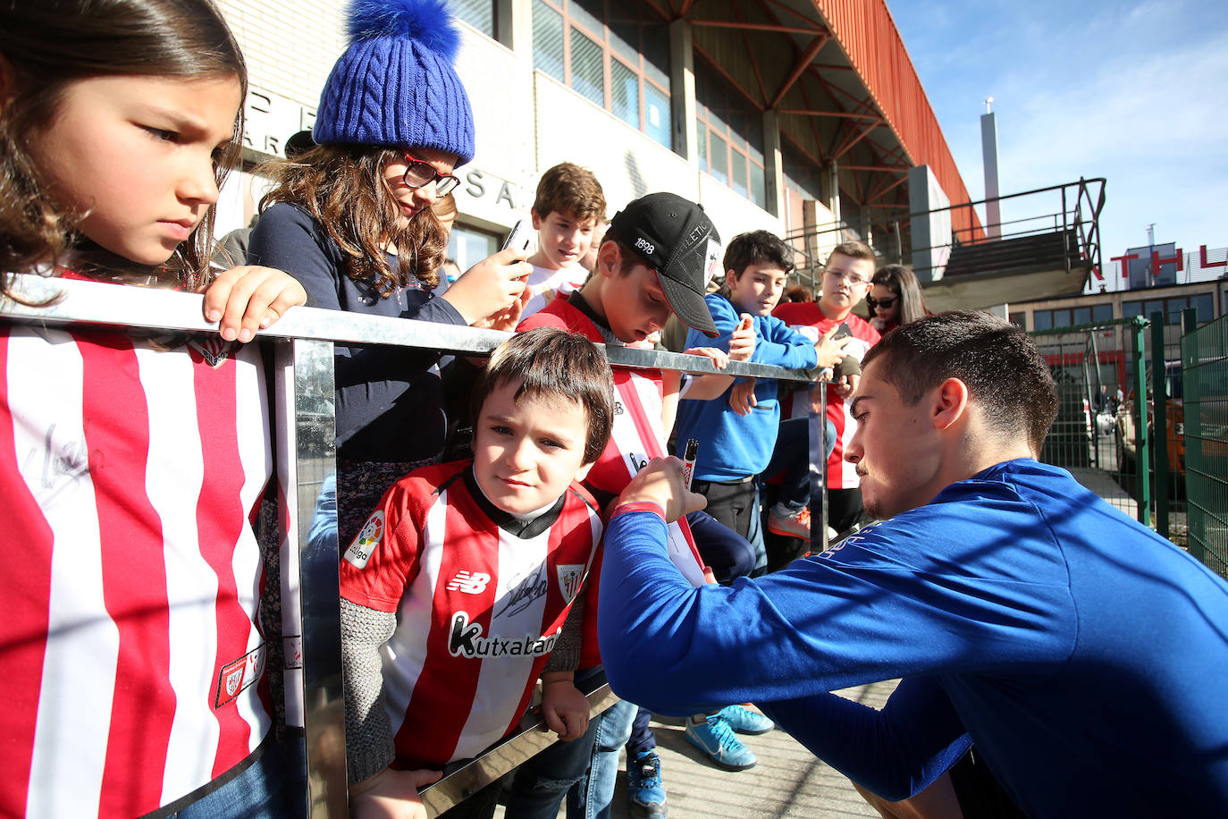 Los jugadores rojiblancos firmaron camisetas a los niños que se acercaron en un ambiente festivo.