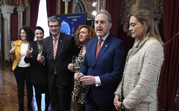 El alcalde y los portavoces de los grupos, durante el tradicional brindis navideño este viernes tras el último pleno del año. 