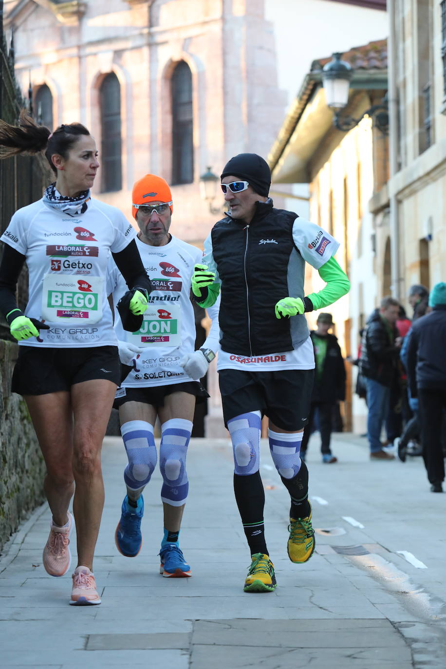 Fotos: 42 kilómetros dando vueltas al Árbol de Gernika: maratón solidario