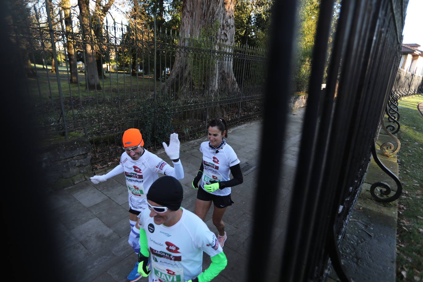 Fotos: 42 kilómetros dando vueltas al Árbol de Gernika: maratón solidario