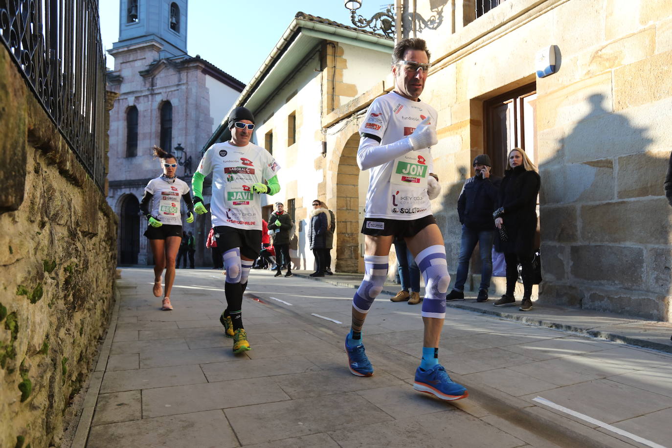 Fotos: 42 kilómetros dando vueltas al Árbol de Gernika: maratón solidario