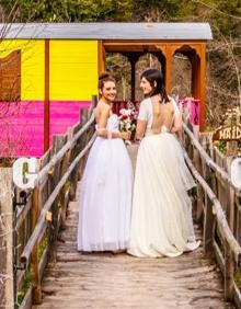 Imagen secundaria 2 - La primera foto muestra a la pareja de vacaciones en Roma. Las dos de abajo, les muestra de espaldass durante su enlace en Zeanuri.