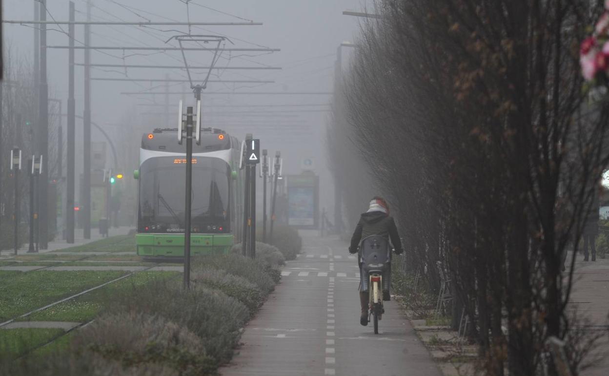 La niebla ha vuelto a hacer acto de presencia este lunes en Vitoria.