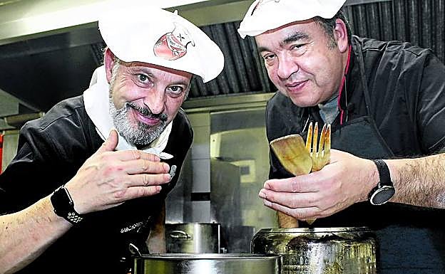 Tomás Rojo, a la izquierda, y Mikel Urteaga a la derecha. 