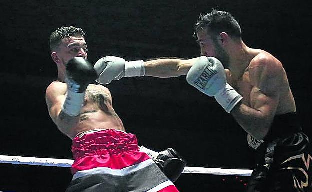 'Jonfer' evita que le alcance un directo de Houya. 