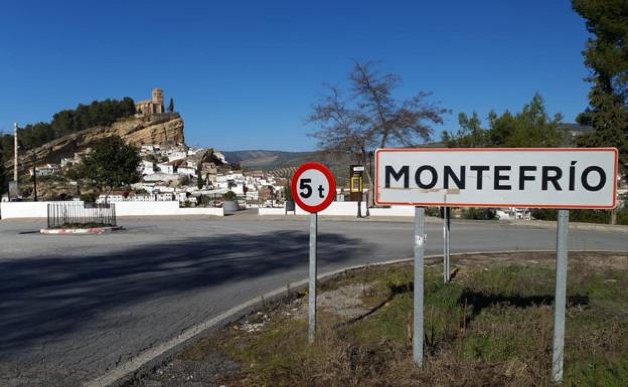 Montefrío, uno de los pueblos más bellos y fríos de Granada. Al fondo, su fortaleza.