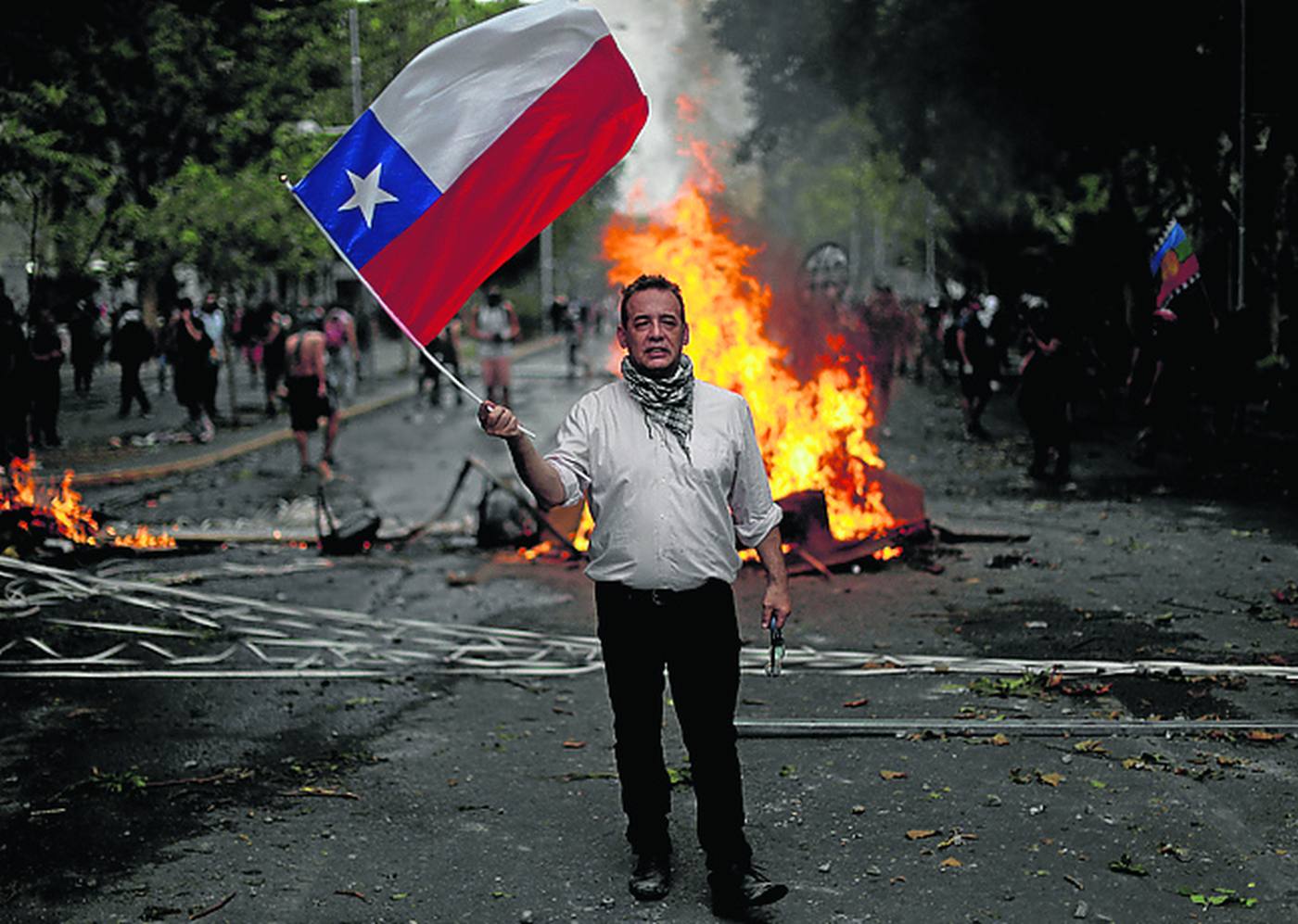 Por la justicia en Chile. Álex Muñoz exhibe una bandera de Chile para protestar por la injusticia y por los abusos del actual Gobierno. Y aprovecha para mostrar su solidaridad con los ciudadanos de Hong Kong.