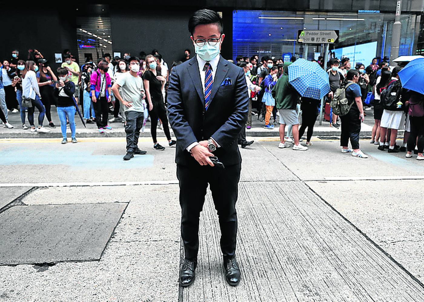 Por la democracia en Hong Kong. Jasper protesta en el centro de Hong Kong, oculto por una mascarilla, en demanda de democracia y justicia universal. «No es un camino fácil, pero hacemos lo correcto». 