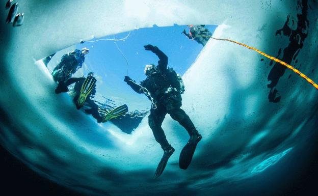 Buceo bajo el hielo del lago de Nùria.