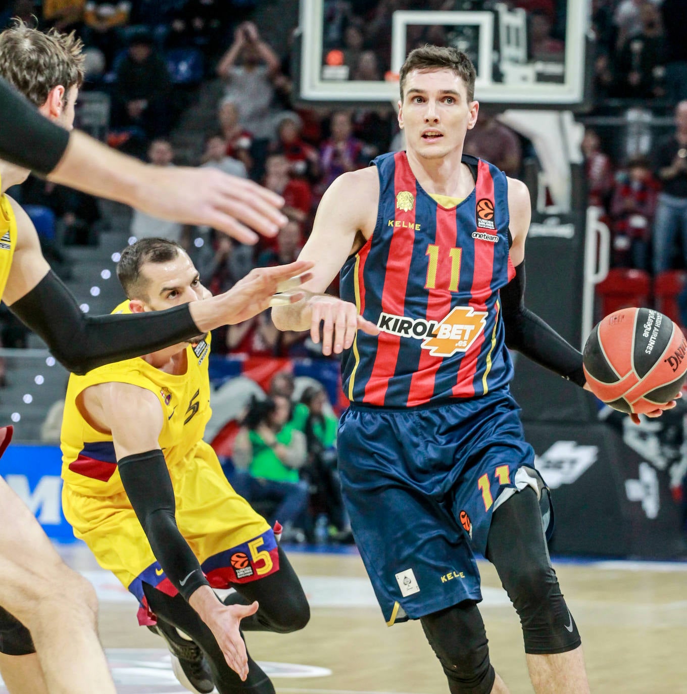 Fotos: Las mejores imágenes del Baskonia - Barcelona de Euroliga 2019
