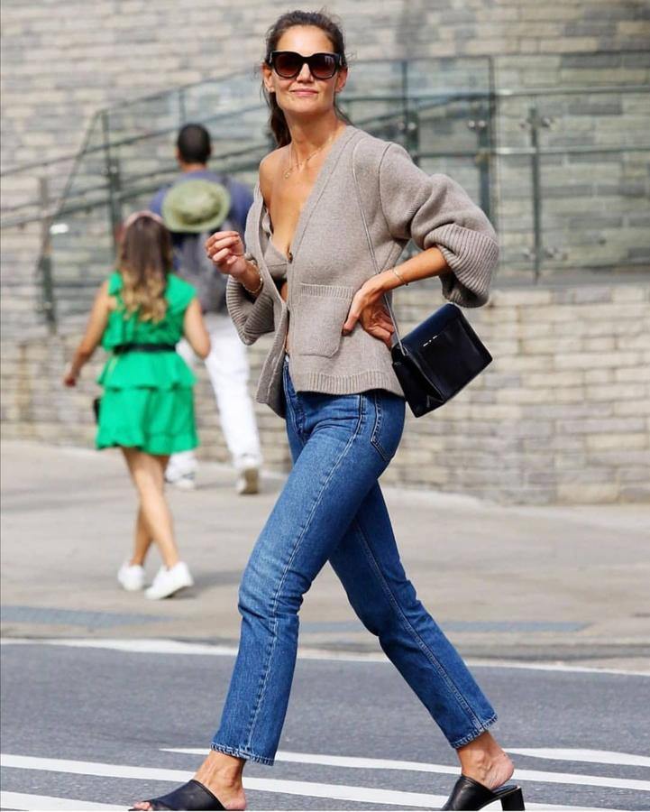 Es posiblemente la foto –fashion- más viral del año. Katie Holmes y su conjunto de cashmere firmado por la marca Khaité. Aunque, eso sí, no es apto para todos los bolsillos. Chaqueta y sujetador, 2.500 euros.