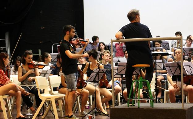 La Euskal Herriko Gazte Orkestra, durante un ensayo.