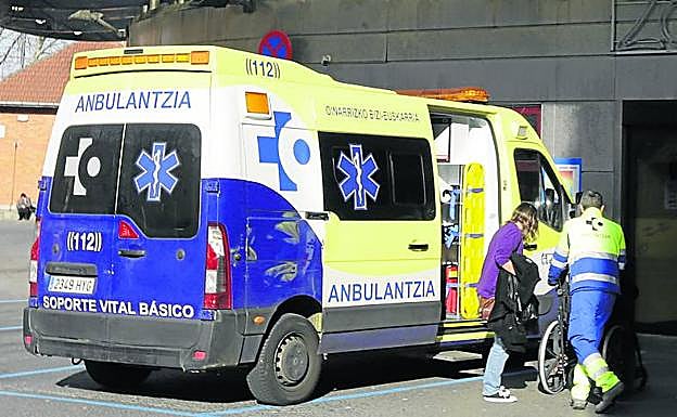 Una de las ambulancias que atienden las urgencias en Bizkaia.