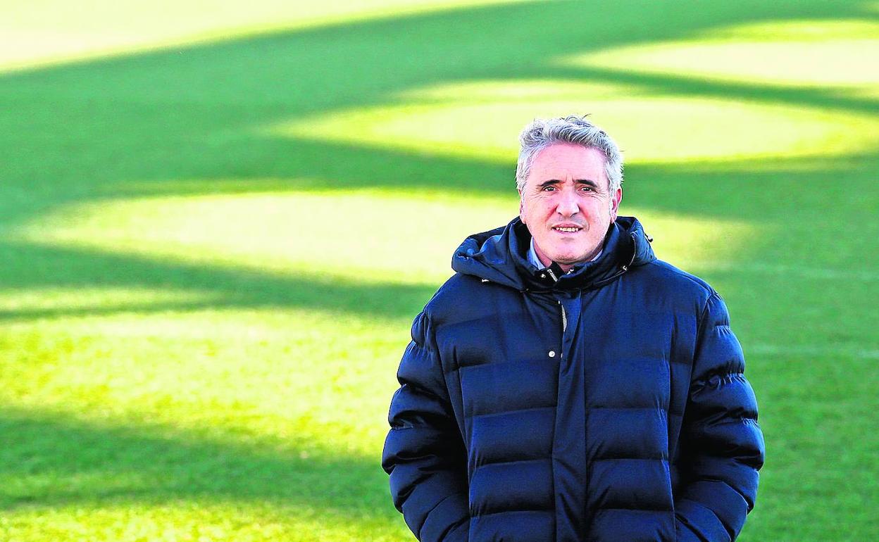 Joseba Aguirre posa en uno de los campos de Lezama.