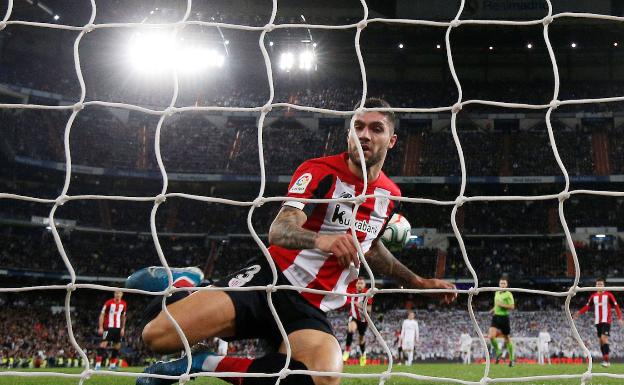 Unai Núñez salva de tacón en el Bernabéu un gol del Real Madrid. 