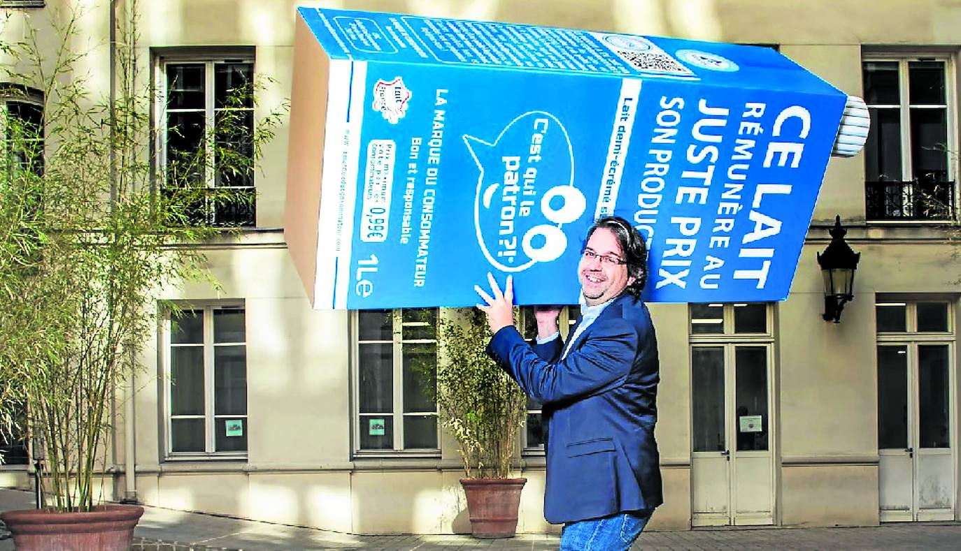 Nicolas Chabanne porta un cartón gigante de su marca de leche, que se ha convertido en una de las más demandadas en Francia.
