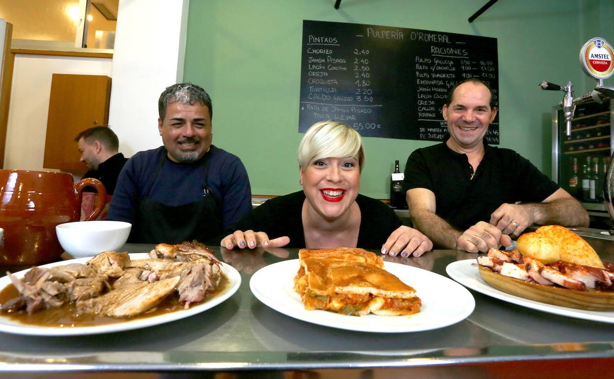 El equipo del O'Romeral muestra alguna de las especialidades del local. 
