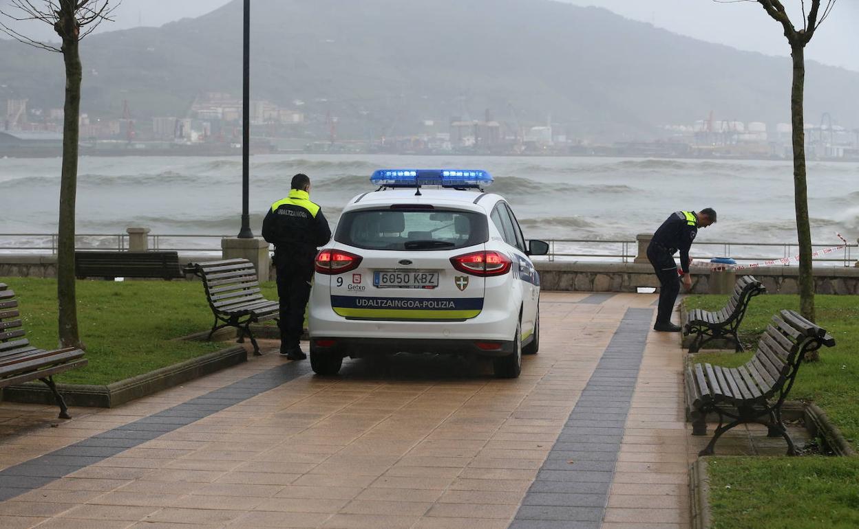 Dos policías municipales un día de temporal en Ereaga. 