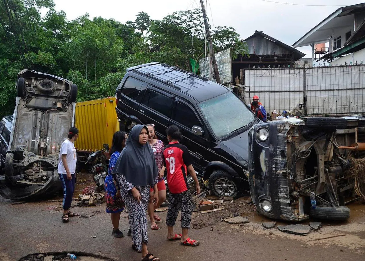 Varios coches volcados por las inundaciones de Yakarta, Indonesia.