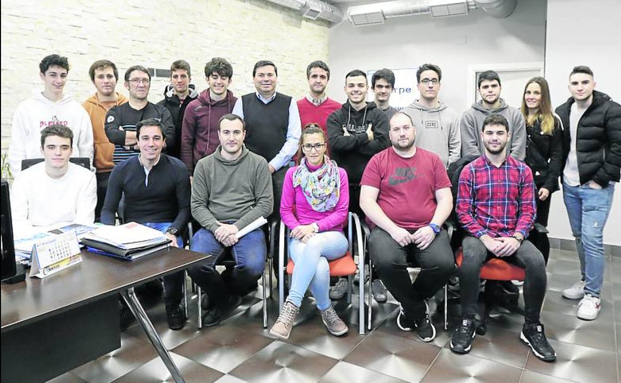Los alumnos de Somorrostro junto a sus mentores de Lurpelan.