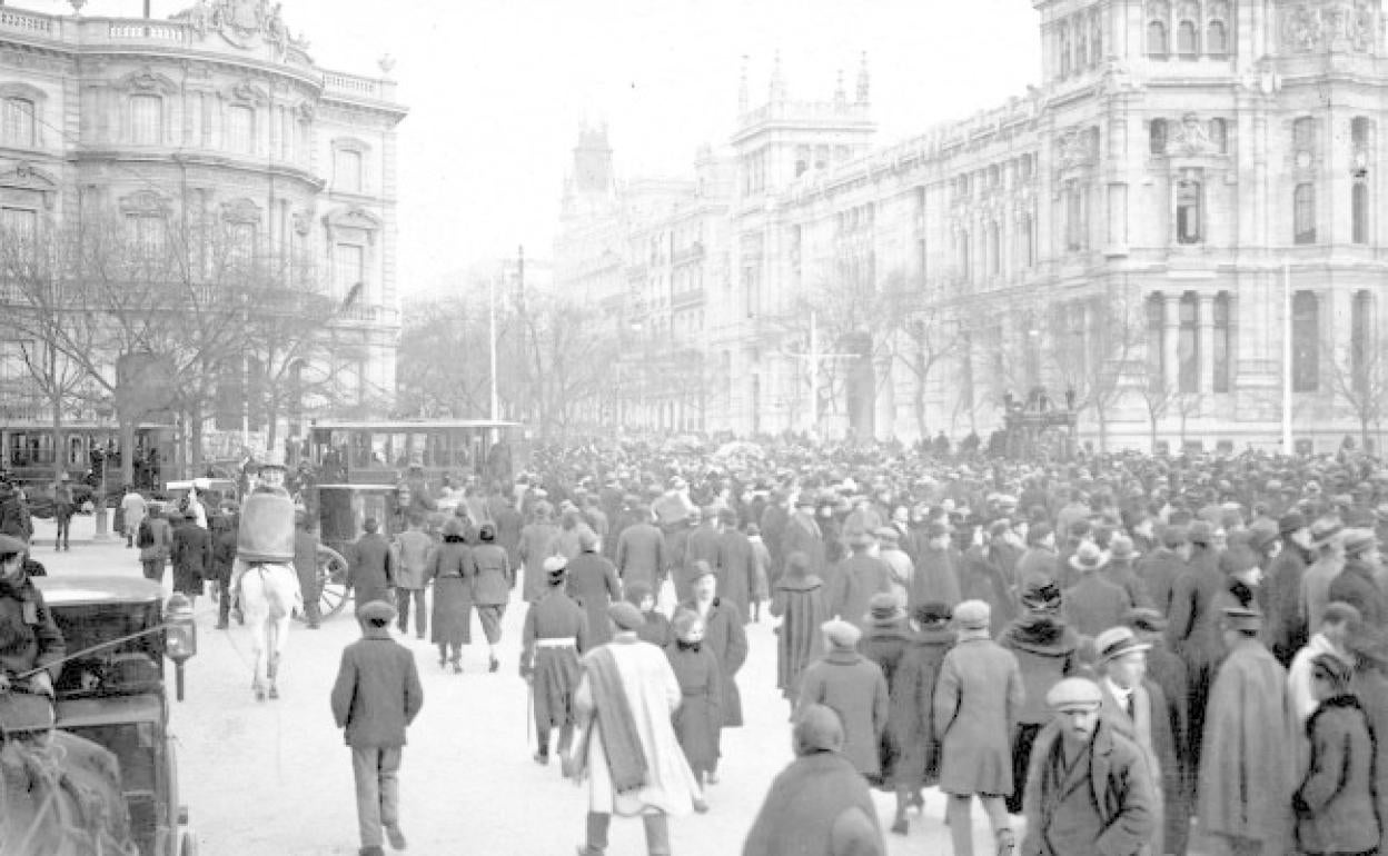 Funeral de Pérez Galdós. Aspecto de la plaza Castelar, en Madrid, durante el paso de la comitiva fúnebre.