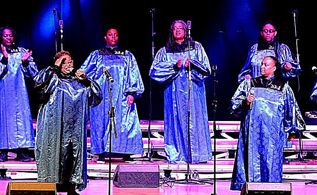 Mayoría femenina vocal trajo el Alabama Gospel Choir.