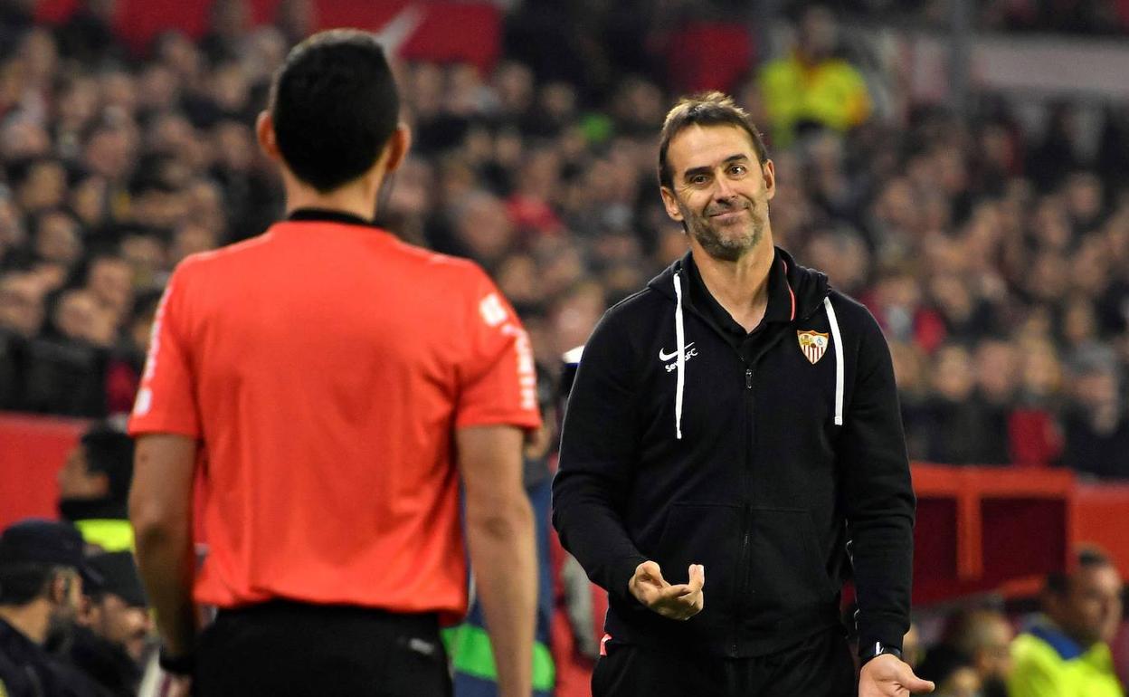 Lopetegui se queja al línea durante el encuentro.