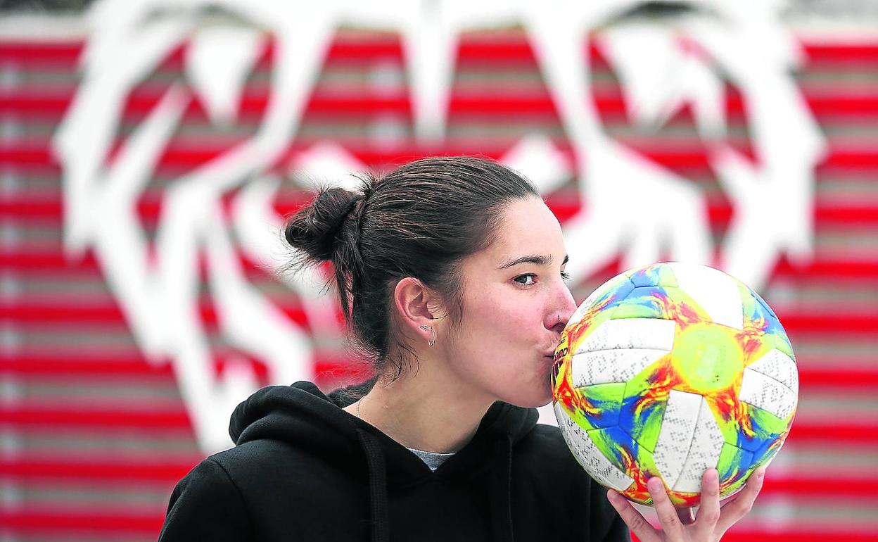 Nekane besa un balón ayer en Lezama tras el entrenamiento matutino del Athletic femenino.