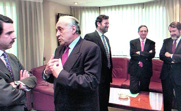 Aznar, Arzallus, RAjoy, Anasagasti y Mayor Oreja durante la firma del pacto de 1996.