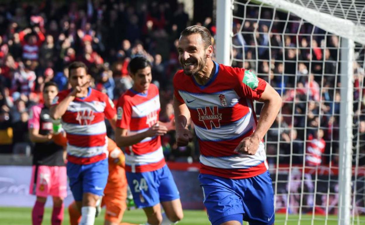 El centrocampista del Granada Ángel Montoro celebra su gol al Mallorca.