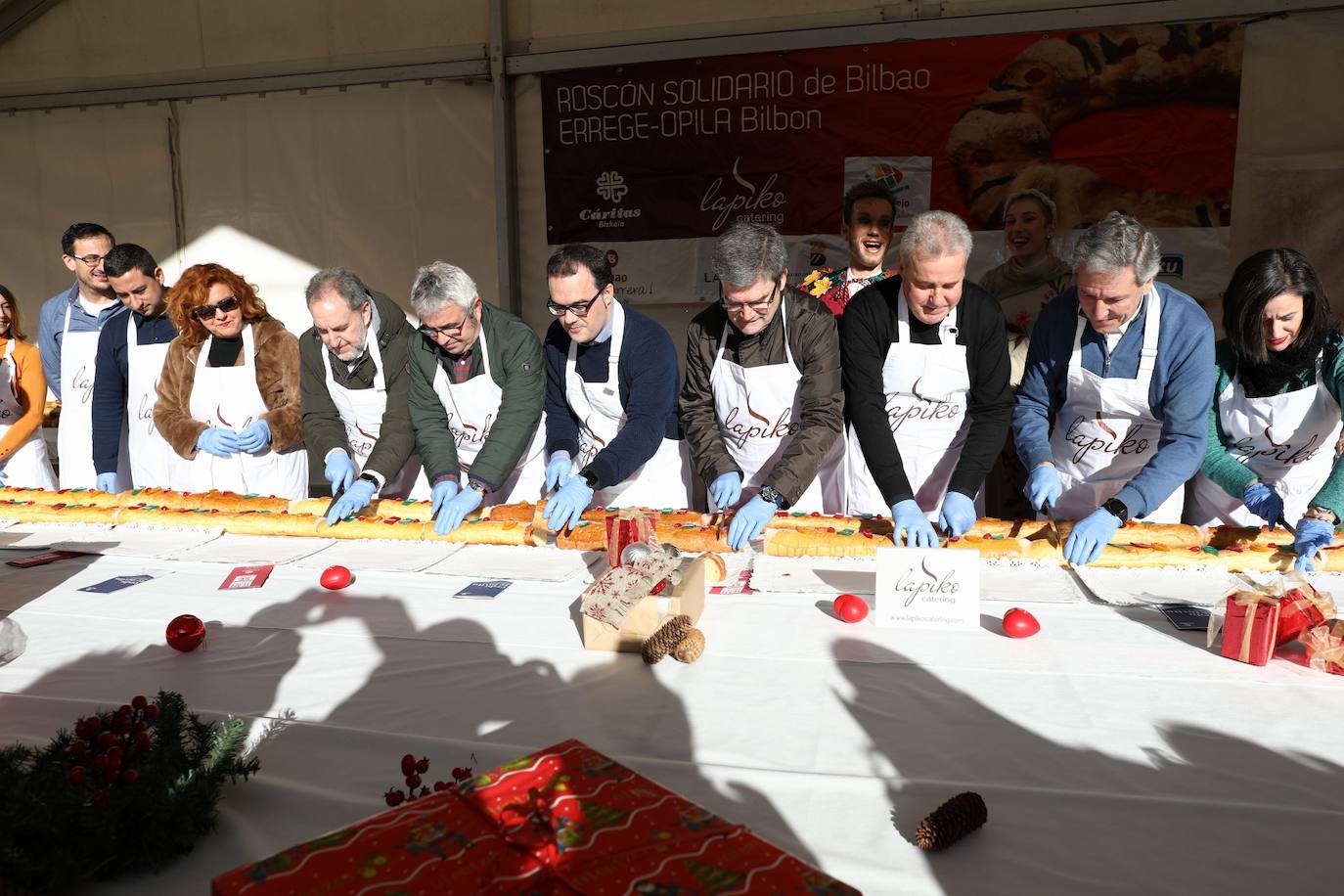 Roscón de reyes solidario organizado por Cáritas, en la Plaza Nueva.